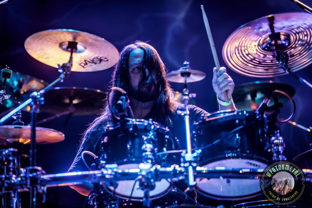Old Man’s Child en Chile 2026: Reseña y Setlist en el Cariola 4 Baterista con chaqueta de cuero tocando batería en escenario iluminado durante concierto.