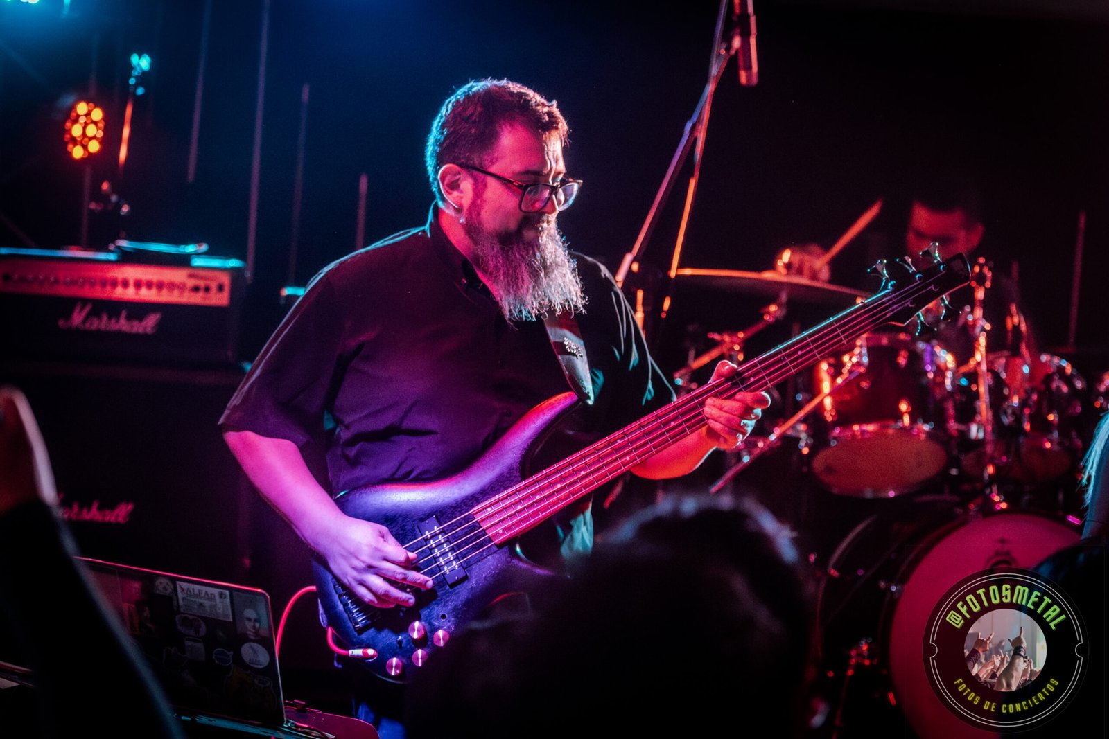 Carvakas en Metal Femfest VIII: Debut de nueva alineación en Salas FAQ Record 3 Húsar demostró que su propuesta, basada en el cambio constante de voces y la interacción teatral, no ha perdido vigencia; por el contrario, se siente más necesaria que nunca en una escena que a veces carece de riesgos narrativos.