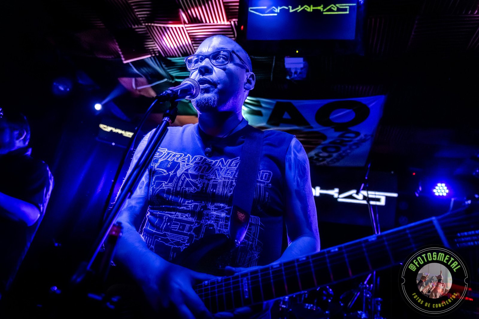 Carvakas en Metal Femfest VIII: Debut de nueva alineación en Salas FAQ Record 4 Baterista con chaqueta de cuero tocando batería en escenario iluminado durante concierto.