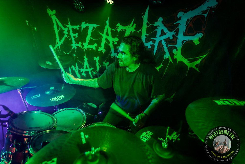 Sobernot y Dezaztre Natural en MiBar: Noche de groove, crossover y mosh intenso 7 Húsar demostró que su propuesta, basada en el cambio constante de voces y la interacción teatral, no ha perdido vigencia; por el contrario, se siente más necesaria que nunca en una escena que a veces carece de riesgos narrativos.
