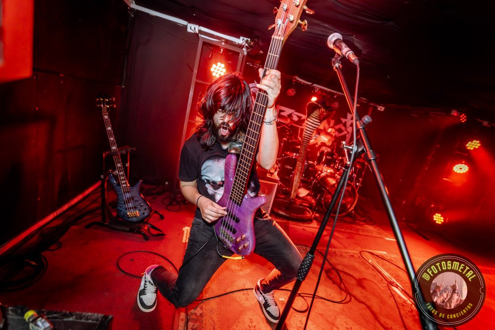 Sobernot y Dezaztre Natural en MiBar: Noche de groove, crossover y mosh intenso 3 Húsar demostró que su propuesta, basada en el cambio constante de voces y la interacción teatral, no ha perdido vigencia; por el contrario, se siente más necesaria que nunca en una escena que a veces carece de riesgos narrativos.
